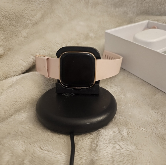 Fitbit Versa 2 Smartwatch Rose Gold with charger, Gift - Picture 2 of 10